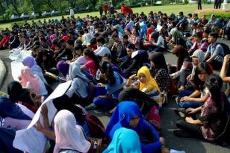 Ratusan mahasiswa Universitas Bengkulu menggelar unjuk rasa menuntut Uang Kuliah Tunggal (UKT) dikaji ulang