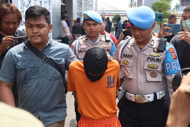 AR (24), tersangka penusukan YS (36), seorang pedagang asongan, di perempatan dekat Kantor Pemkab Karawang saat rilis kasus tersebut di Mapolres Karawang, Minggu (15/01/2023).