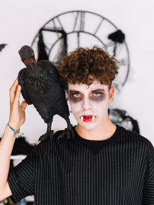 Butuh ide makeup Halloween pria yang simpel tapi tetap spooky? Coba tujuh inspirasi riasan dari Joker, vampir, hingga skeleton yang mudah banget.