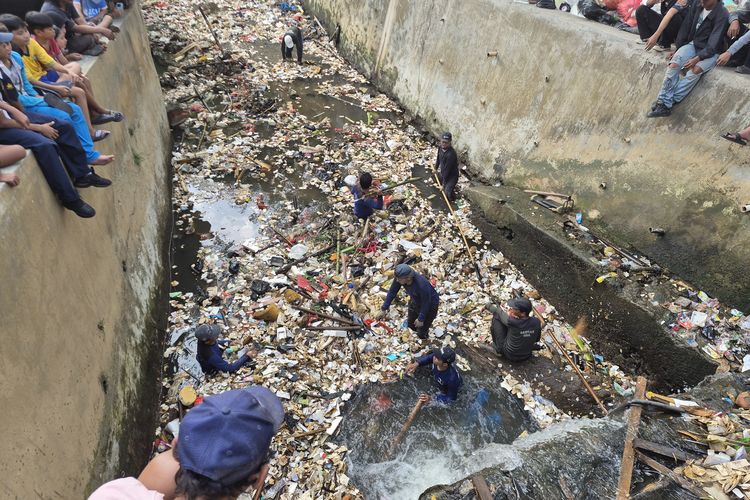 Bagian Tubuh Korban Mutilasi di Depok Belum Ditemukan, Diduga Terbawa Arus Kali Licin