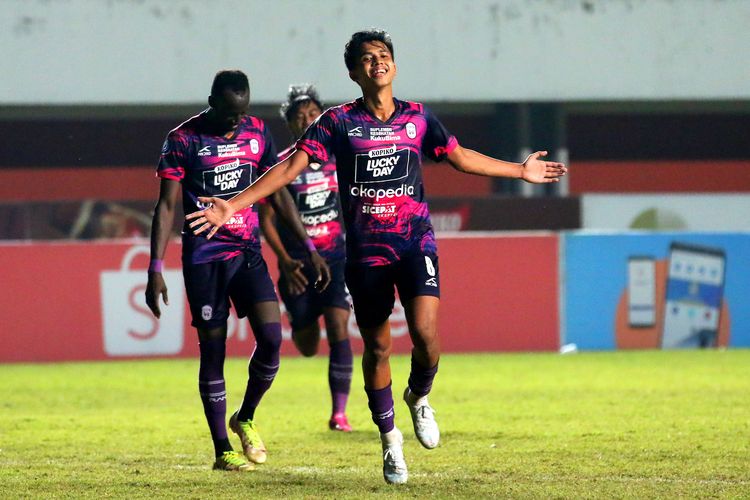 Pemain RANS Nusantara FC Ikhsan Nul Zikrak selebrasi seusai mencetak gol ke gawang Bhayangkara FC saat pertandingan pekan ke-15 Liga 1 2022-2023 yang berakhir dengan skor 2-1 di Stadion Maguwoharjo Sleman, Kamis (16/12/2022) malam. 