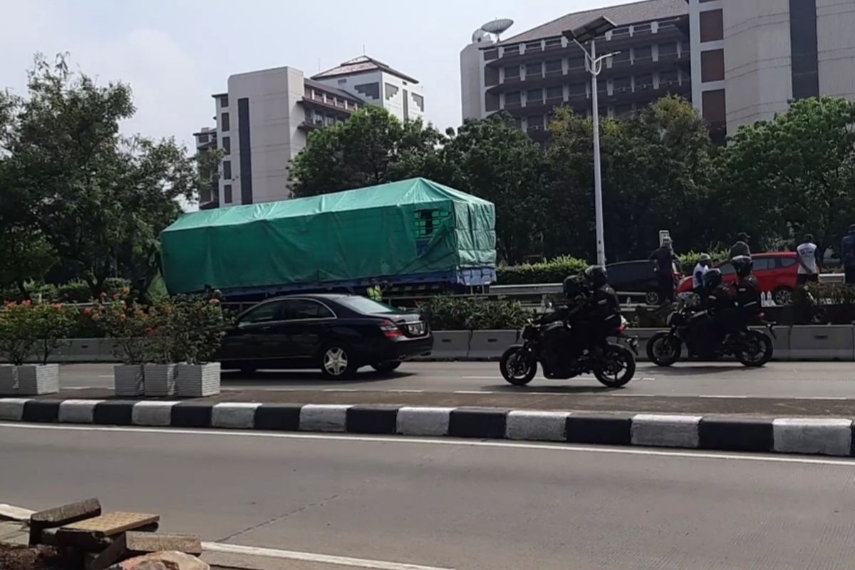 Mobil berpelat RI 1 melintas di jalan S. Parman, Jakarta Barat, Senin (2/12/2019)