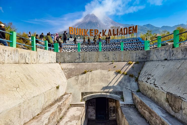 Bunker Kaliadem dengan Latar Belakang Gunung Merapi, Kamis (28/9/2023).