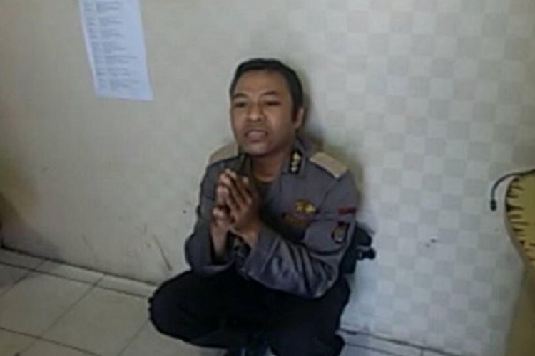 Joko Prianto (33), polisi gadungan saat berada di Polsekta Samarinda Ilir, pelaku melakukan pemerasan dengan mengatasnamakan anggota polisi, Senin (1/5/2017). 