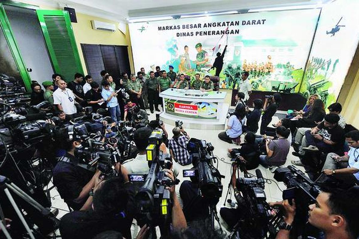 Kepala Dinas Penerangan TNI Angkatan Darat Brigadir Jenderal Rukhman Ahmad (duduk, kanan) didampingi Ketua Tim Investigasi TNI AD Brigjen Unggul K Yudhoyono (duduk kiri) dan anggota tim investigasi Asisten Intelijen Komandan Jenderal Kopassus Letnan Kolonel (Inf) Richard Tampubolon (duduk, tengah) mengadakan konferensi pers terkait hasil investigasi terhadap penyerbuan Lembaga Pemasyarakatan Cebongan, Sleman, di Gedung Kartika Media Centre, Jakarta, Kamis (4/4). Hasil investigasi menyatakan, para pelaku penyerbuan LP Cebongan adalah oknum anggota Kopassus Grup 2 Kandang Menjangan, Kartasura.