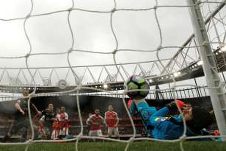 Penjaga gawang Arsenal, Petr Cech, gagal mengantisipasi bola yang masuk ke gawangnya saat melawan Southampton pada partai Premier League di Stadion Emirates, 9 Oktober 2016.