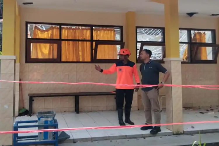 Atap SMKN 1 Ampelgading Ambruk, Disdik Kabupaten Malang: KBM Hari Ini Tetap Berjalan