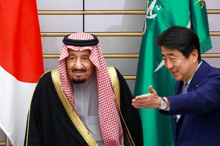 Raja Arab Saudi Salman bin Abdulaziz dan Perdana Menteri Jepang Shinzo Abe.