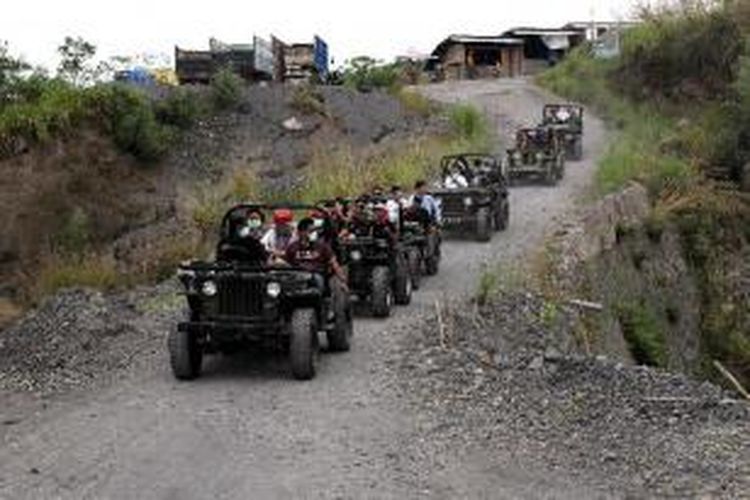 Wisatawan mengendarai mobil jip saat mengikuti wisata lava tour di kaki Gunung Merapi, Sleman, DI Yogyakarta, Jumat (17/5/2013). Wisata mengunjungi daerah bekas aliran lava erupsi Merapi ini dipungut biaya Rp 300.000 - Rp 500.000 per trip. 