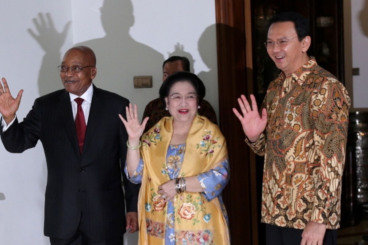 Presiden Afrika Selatan, Jacob Zuma (kiri) disambut mantan Presiden Kelima RI Megawati Soekarnoputri (tengah) dan Gubernur nonaktif DKI Jakarta Basuki Tjahaja Purnama (Ahok) di Jalan Teuku Umar, Menteng, Jakarta Pusat, Rabu (8/3/2017). Jacob Zuma mengunjungi Megawati Soekarnoputri membahas hubungan pemerintahan, ekonomi, dan kerjasama partai politik. 