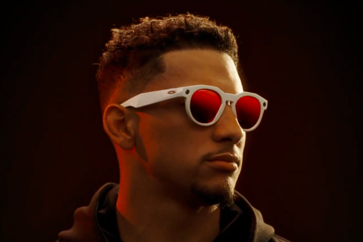 Oakley Meta HSTN dibekali kamera depan, speaker telinga terbuka, serta mikrofon yang terpasang di bingkai.