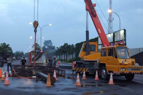 Satpol PP Kota Bandung Bongkar dan Sita Papan Reklame yang Timpa Pemotor di Gedebage