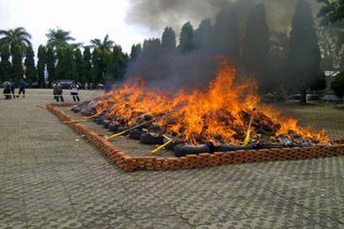 Ribuan kilogram narkoba berupa ganja, sabu dan ekstasi hasil sitaan di wilayah Polda Lampung dibakar di halaman Lapangan Korpri, Lampung, Jumat (21/12/2012) 