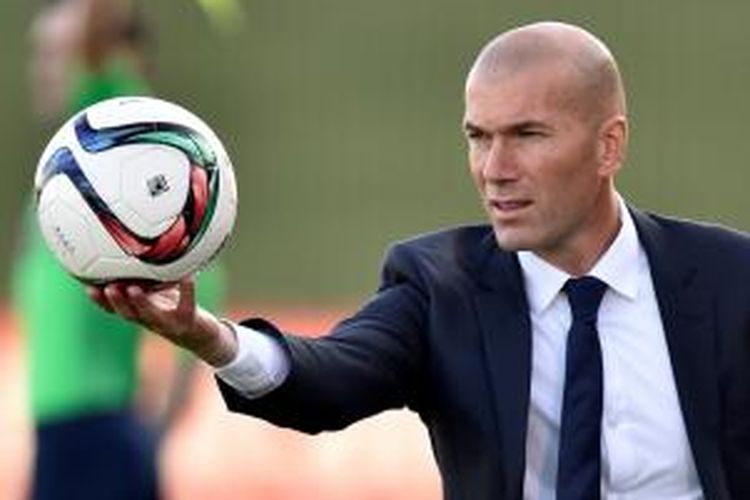Zinedine Zidane mendampingi Real Madrid Castilla dalam pertandingan melawan Talavera de la Reina, 19 Desember 2015. Terhitung Senin (4/12/2015), Zidane menjabat sebagai pelatih tim utama untuk menggantikan Rafael Benitez.
