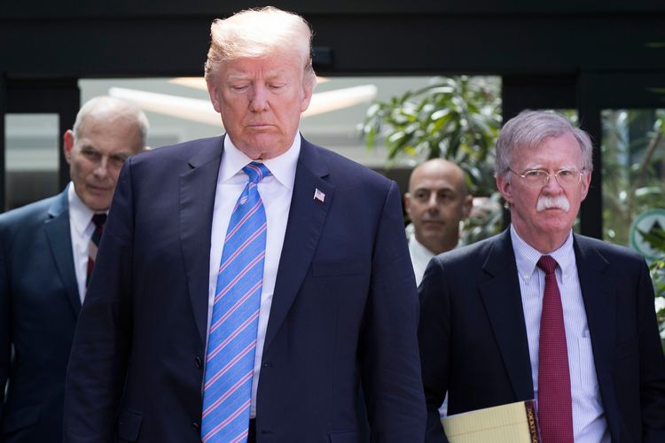 Presiden Amerika Serikat (AS) Donald Trump bersama dengan Penasihat Keamanan Nasional John Bolton pada 9 Juni 2018.