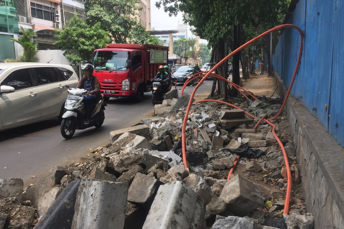 Trotoar Cikini, Jakarta Pusat, sedang dibenahi dan penuh kabel utilitas yang semrawur, Senin (4/11/2019).