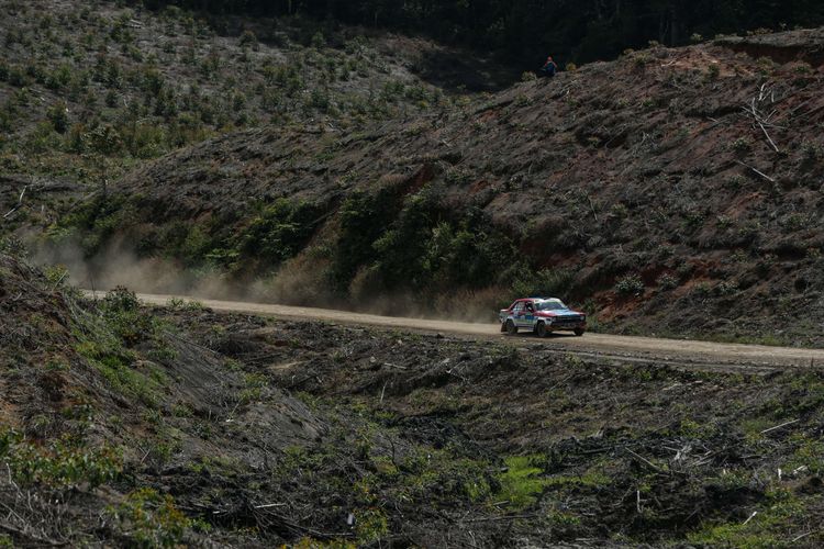 Kejuaraan Nasional Danau Toba Rally 2021 putaran pertama di kawasan Hutan Tanaman Industri milik perkebunan Toba Pulp Lestari, Aek Nauli, Simalungun, Sumatera Utara, Sabtu (11/12/2021). Danau Toba Rally 2021 diikuti 56 peserta dan berlangsung hingga 12 Desember mendatang.