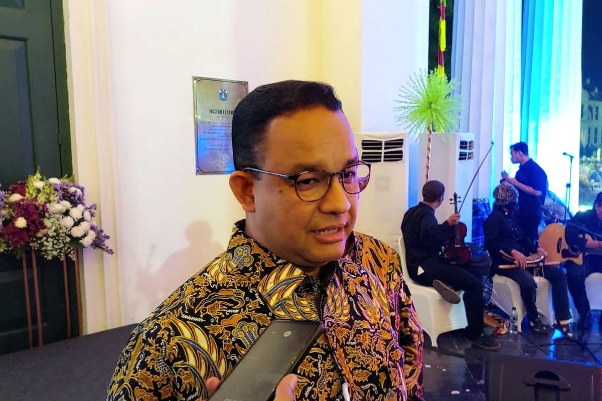 Gubernur DKI Jakarta Anies Baswedan menjawab terkait gempuran banjir terhadap Jakarta akhir-akhir ini, saat ditemui di Kota Tua, Selasa (11/10/2022) malam.