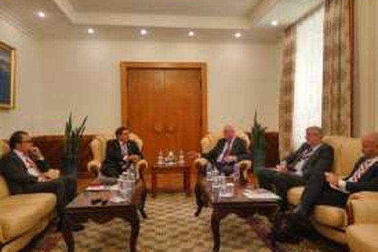 Wakil Ketua DPR Fadli Zon didampingi Wakil Ketua BKSAP DPR Tantowi Yahya saat melakukan bilateral meeting dengan Parlemen Australia di Ulan Bator, Mongolia, Sabtu (23/4/2016). Pertemuan itu dilakukan disela-sela kegiatan Forum Asia-Europe Parlamentary Partnership (ASEP) ke-9.