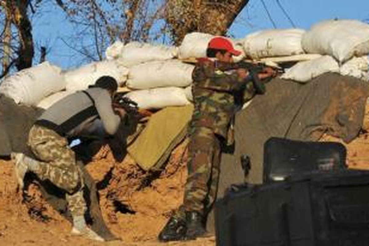 Pasukan pemberontak Suriah mengepung markas besar kelompok Negara Islam Irak dan Mediterania Timur (ISIL) di kota Raqa dan berhasil membebaskan 50 orang warga Suriah yang menjadi sandera.