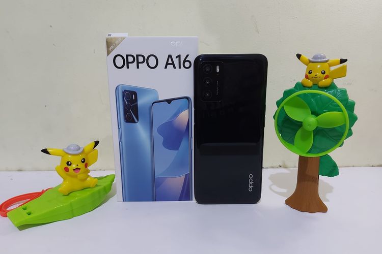 Oppo A16 berikut kemasan penjualannya. Ponsel ini memiliki konfigurasi RAM dan penyimpanan 3 GB/32 GB dan dibanderol dengan harga sebesar Rp 2.000.000 di Indonesia. Spesifikasinya mencakup chipset  MediaTek Helio G35 (12nm)  dan baterai 5.000 mAh. Sistem operasi yang digunakan adalah Android 11 dengan antarmuka ColorOS 11.1.