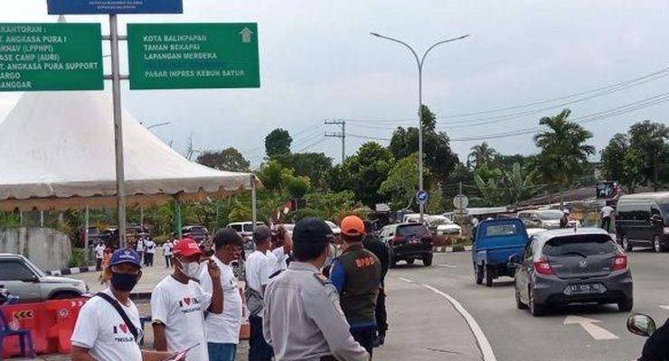 Berkaus "I Love IKN", Sejumlah Warga Berjejer Sambut Kedatangan Presiden Jokowi dan Para Gubernur di Kaltim