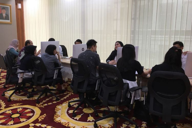 Suasana Online Single Submission (OSS) Lounge di kantor Kementerian Koordinator Bidang Perekonomian, Senin (9/7/2018). Para investor mulai berdatangan pada hari pertama peluncuran OSS selaku layanan perizinan berusaha terintegrasi secara elektronik.