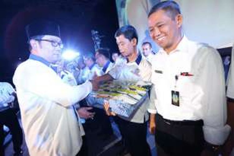 Wali Kota Bandung Ridwan Kamil saat memberikan penghargaan kepada sejumlah aparat kewilayahan di Sasana Budaya Ganesha (sabuga), Kamis (11/2/2016)