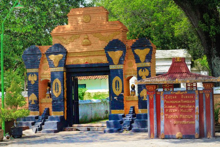 Makam dan Masjid Kuno Taman Madiun