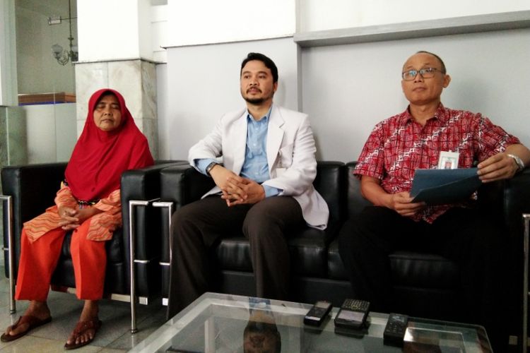 (Kiri-Kanan) Ibunda Anisa Salim, Siti Jahroh, Dokter Spesialis THT Agung Dinasti Permana, dan Direktur Medik dan Keperawatan RSHS, Nucki Nurjamsi Hidajat saat memberikan keterangan kepada media terkait kondisi dan rencana tindakan medis terhadap Anisa Salim (14), gadis asal Sumedang yang tersedak jarum pentul, di RSHS Bandung, Selasa (3/10/2017)