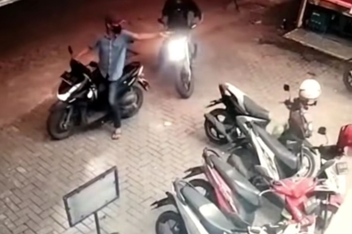 Tangkapan layar dari video aksi pencurian sepeda motor yang terjadi di depan minimarket Alfamart, Mustika Jaya 5, Rawamulya, Kota Bekasi.