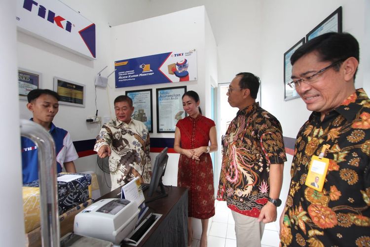 Peluncuran agen Kurir Mantap yang merupakan program kerja sama Bank Mandiri Taspen dan TIKI. 