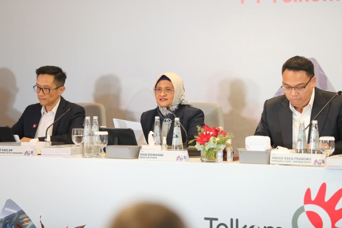 (kiri-kanan) Direktur Human Capital Management Telkom Willy Saelan, Direktur Utama Telkom Dian Siswarini, Komisaris Utama Telkom Angga Raka Prabowo dalam agenda RUPS Tahunan tahun buku 2025.