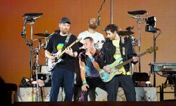 Usai “Konser Hijau” di Indonesia, Coldplay Ikut Donasi Kapal Pembersih Sampah Sungai Cisadane