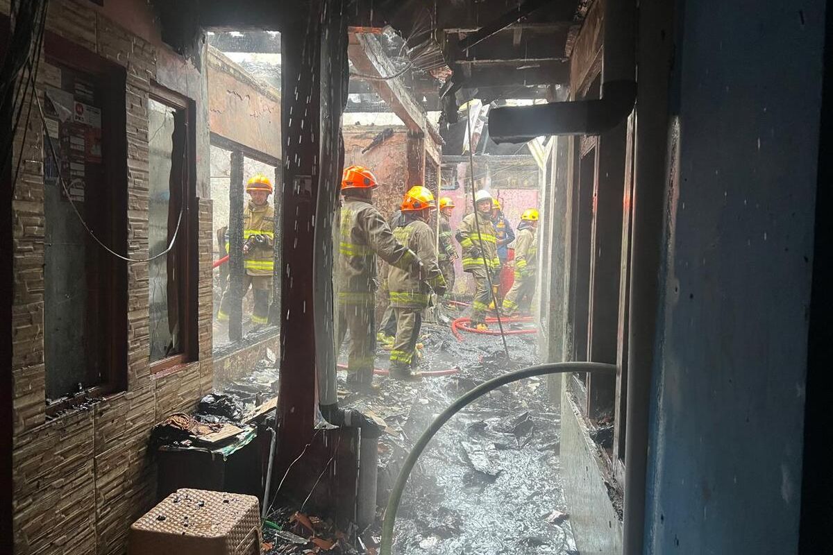 Petugas diskar PB tengah memadamkan api yang melahap 8 rmah di Dago pojok, Kota Bandung, Jawa barat, Minggu (19/1/2025)