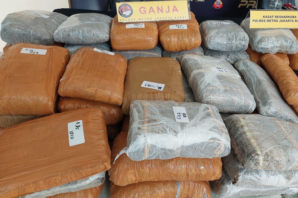 Satres Narkobs Polres Metro Jakarta Barat membongkar pengiriman 209 kilogram narkoba jenis ganja kering yang hendak diselundupkan ke Banten.