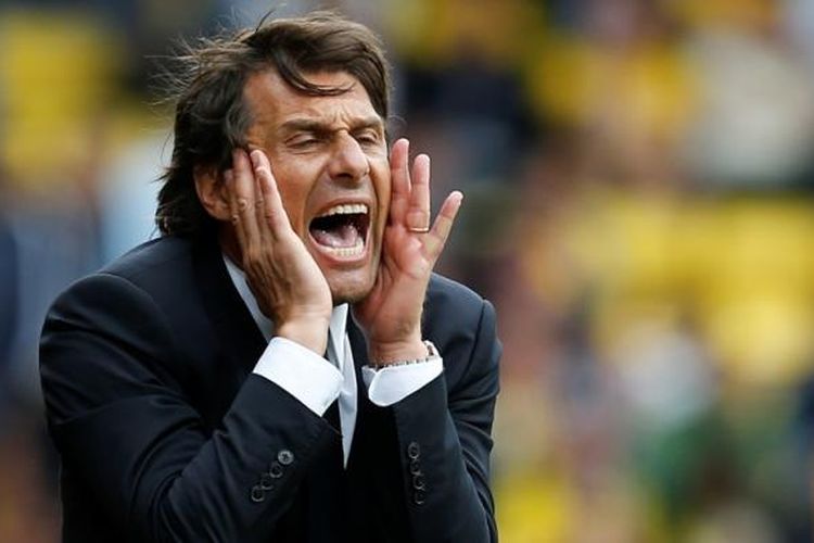 Antonio Conte berteriak demi memberikan instruksi kepada pemain Chelsea saat melawan Watford pada lanjutan Premier League di Stadion Vincarage Road, 20 Agustus 2016.