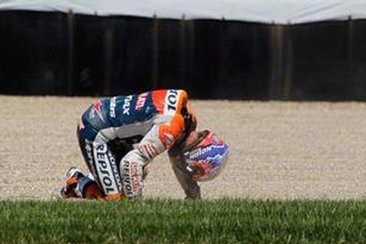 Pebalap Repsol Honda, Casey Stoner, mengalami kecelakaan saat kualifikasi GP Indianapolis, Sabtu (18/8/2012).
