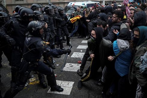 Puigdemont Ditangkap, Ribuan Warga Bentrok dengan Polisi di Barcelona