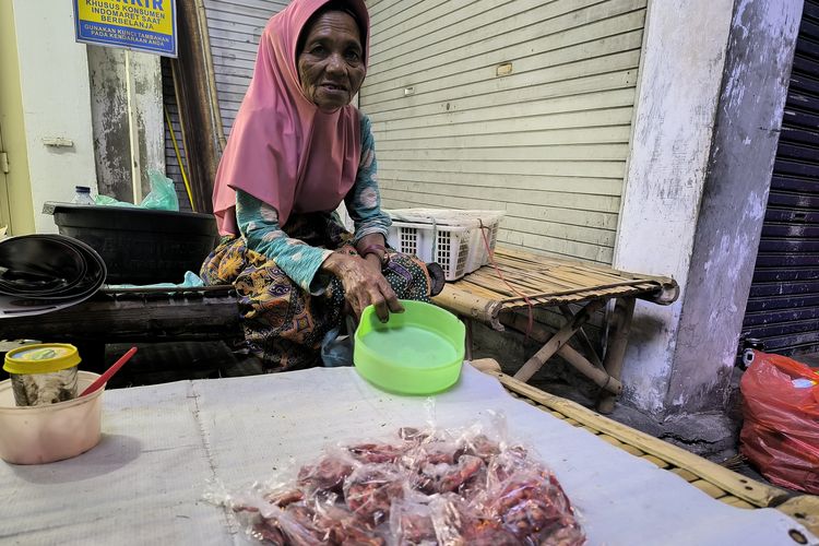 Kisah Suriyeh, 40 Tahun Begadang di Trotoar demi Hidupi 4 Anak di Pamekasan