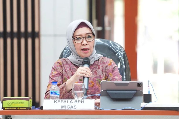 Kepala Badan Pengatur Minyak dan Gas Bumi (BPH Migas) Erika Retnowati dalam sosialisasi Peraturan BPH Migas Nomor 1 Tahun 2024, di Bandung, Jawa Barat, Kamis (18/7/2024) 