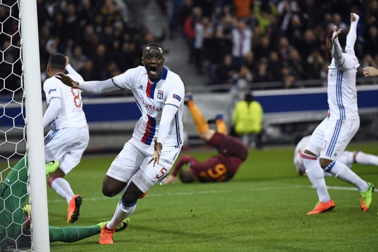 Bek Lyon Mouctar Diakhaby (kanan) melakukan selebrasi setelah mencetak gol ke gawang AS Roma pada leg pertama babak 16 besar Liga Europa di Stadion Parc Olympique Lyonnais, Decines-Charpieu, Kamis (9/3/2017).