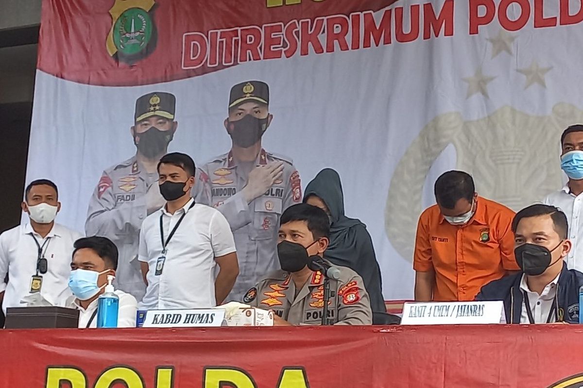Kabid Humas Polda Metro Jaya Kombes Endra Zulpan (tengah) saat konferensi pers penangkapan polisi berpangkat jenderal bintang tiga gadungan di Mapolda Metro Jaya, Senin (7/3/2022).