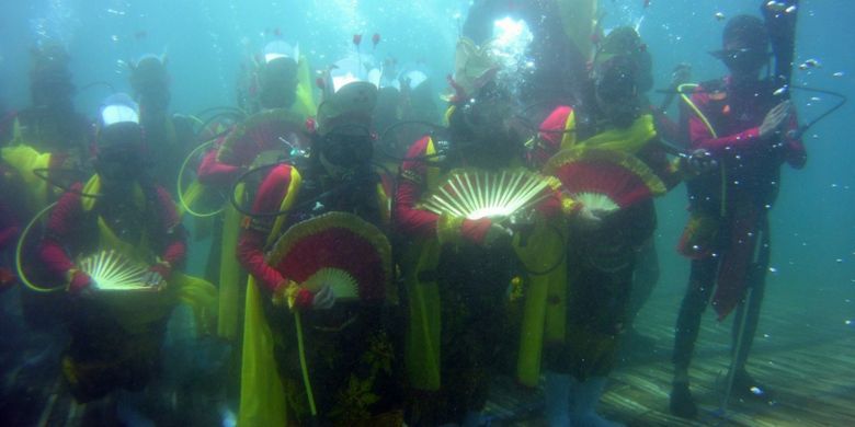 Para penyelam yang menari tari Gandrung di bawah air Selat Bali, Rabu (4/4/2018).