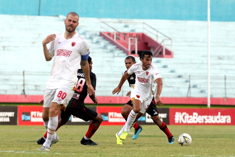 Pemain PSM Makassar Ezra Wallian pencetak gol satu-satunya ke gawang Persipura Jayapura pada Pekan ke 21 Liga 1 2019 yang berakhir dengan skor 3-1 di Stadion Gelora Delta Sidoarjo, Jawa Timur, Jumat (27/09/2019) sore. 