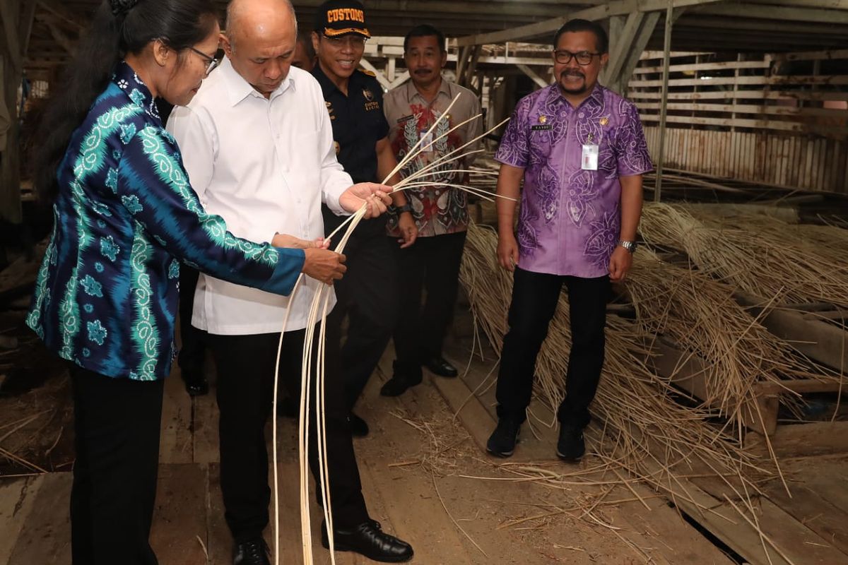 Menteri Koperasi dan UKM Teten Masduki melakukan kunjungan kerja ke PT. Sarikaya Sega Utama yang merupakan produsen dan eksportir rotan wood carpet di Banjarmasin, Kalimantan Selatan, Jumat (7/02/2020). Turut mendampingi Kepala Dinas Koperasi dan UKM Kalsel Gustafa Yandi, Kepala Bidang Penindakan dan Penyelidikan Kanwil Ditjen Bea Cukai Kalsel Rahmadi Efendi.