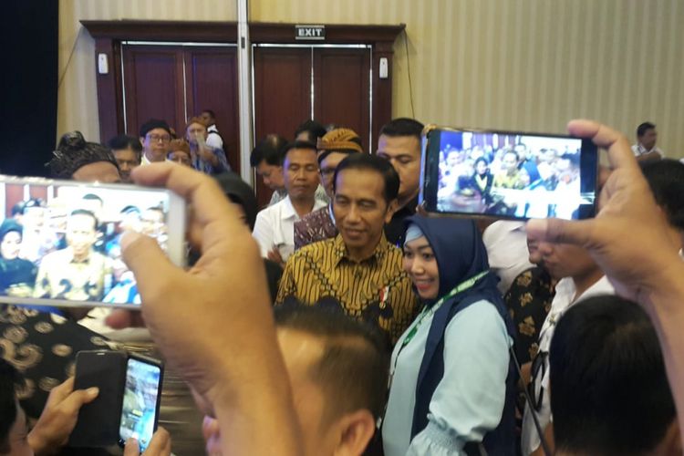 Presiden Jokowi di tengah-tengah wartawan yang akan mengikuti Kongres PWI XXIV di Hotel Sunan, Kota Solo, Jawa Tengah, Jumat (28/9/2018) sore. 