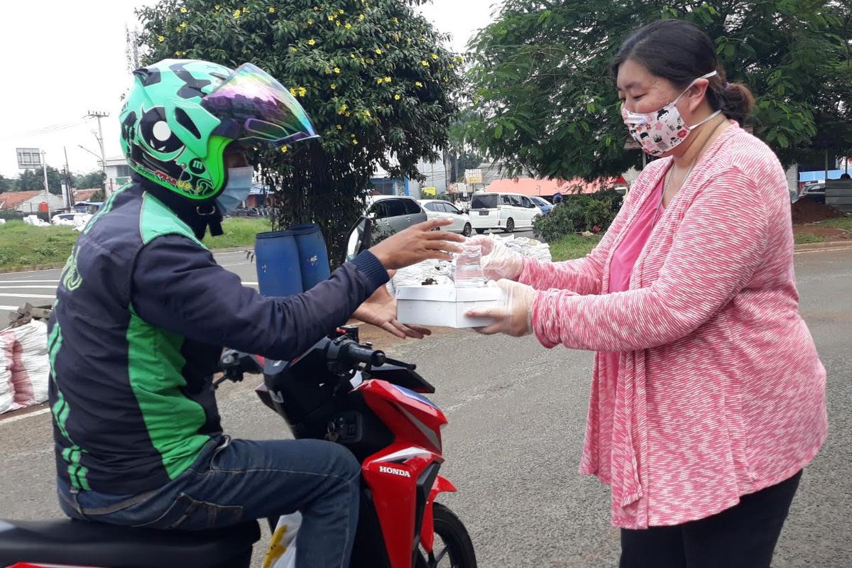 Sinar Mas Land melalui Rumah Pintar BSD City tergerak untuk membantu pekerja harian yang terdampak pandemi Covid-19.