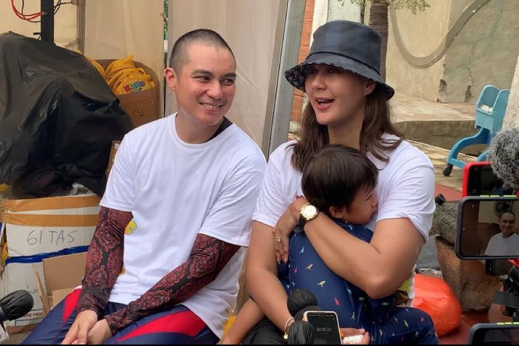 Baim Wong, Paula Verhoeven dan Kiano Tiger Wong saat ditemui di acara launching usaha Sate Maranggi Tapak Sakti di kawasan Ancol, Jakarta Utara, Jumat (1/4/2022).  