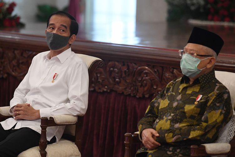 Presiden Joko Widodo (kiri) didampingi Wakil Presiden Maruf Amin menghadiri acara penyaluran dana bergulir untuk koperasi di Istana Negara, Jakarta, Kamis (23/7/2020). Pemerintah melalui Lembaga Pengelola Dana Bergulir Koperasi Usaha Mikro Kecil dan Menengah (LPDB-KUMKM) menyiapkan dana bergulir sebesar Rp 1 triliun untuk disalurkan kepada koperasi dalam rangka pemulihan ekonomi nasional yang terdampak COVID-19.